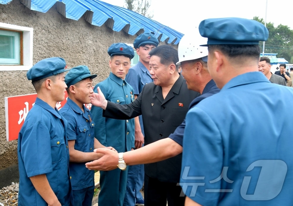 (평양 노동신문=뉴스1) = 북한 노동당 기관지 노동신문은 지난 28일 청년절을 맞아 당·정부 간부들이 "당 제9차 대회가 제시한 새 국가경제발전 5개년 계획의 첫해 과업을 완수하 …