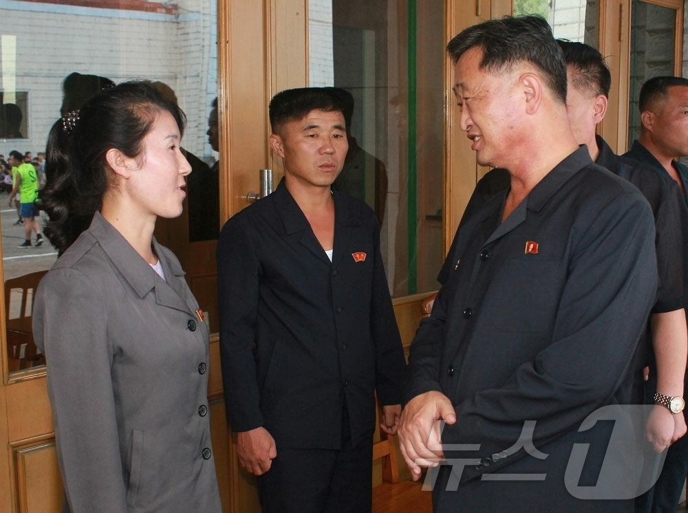 (평양 노동신문=뉴스1) = 북한 노동당 기관지 노동신문은 지난 28일 청년절을 맞아 당·정부 간부들이 "당 제9차 대회가 제시한 새 국가경제발전 5개년 계획의 첫해 과업을 완수하 …