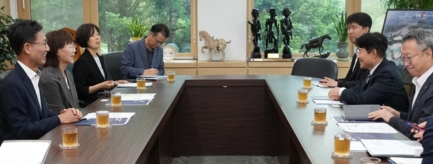 김병삼 영천시장, 한국마사회장에 '본사 영천 이전 제안서' 전달
