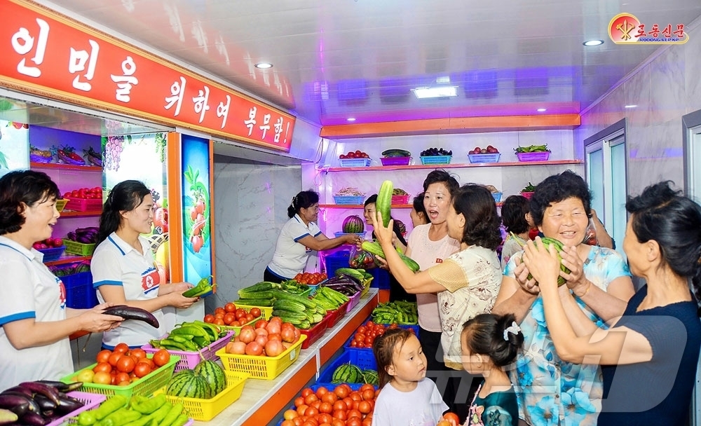 (평양 노동신문=뉴스1) = 북한 노동당 기관지 노동신문은 29일 신의주·강동·연포·중평 등 대규모 온실농장이 남새(채소) 생산을 늘려 주민에게 공급하고 있다며 온실농장 건설 정책 …