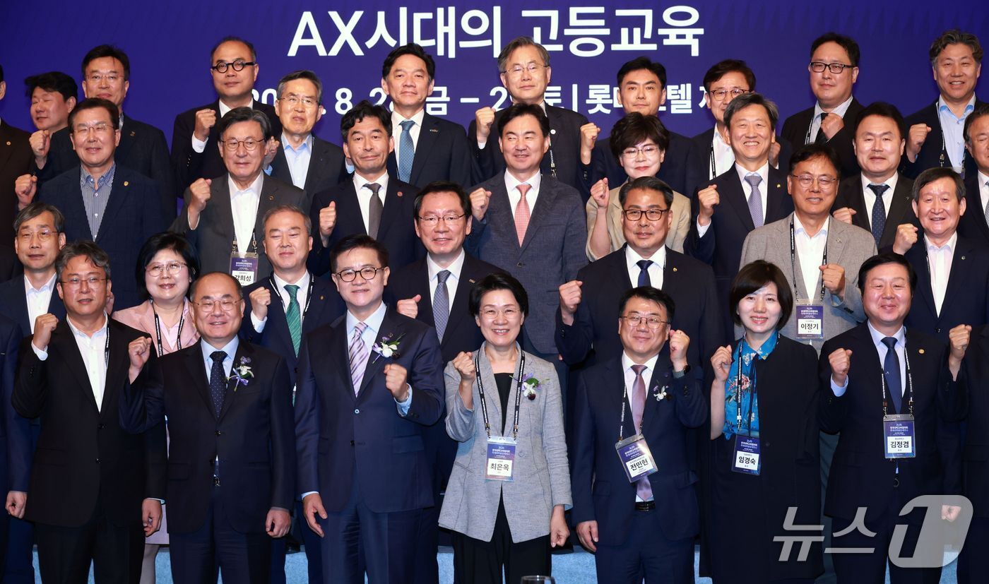 본문 이미지 - 한국대학교육협의회(대교협)는 28일 제주 롯데호텔에서 열린 하계대학총장세미나에서 '최은옥 교육부 차관과의 대화'를 진행했다.(교육부 제공)