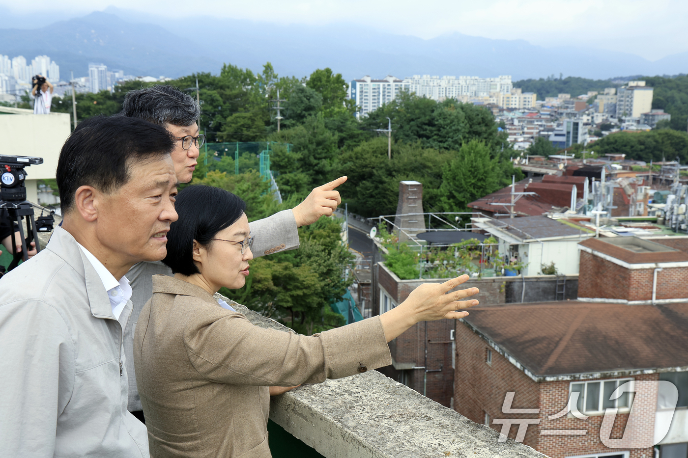 (서울=뉴스1) 박정호 기자 = 서울 민간재개발 사업 현장점검에 나선 한성숙 국무총리가 29일 오전 서울시 성북구 장위동 장위중학교 옥상에서 장위 14구역 재개발 현장을 살펴보고 …