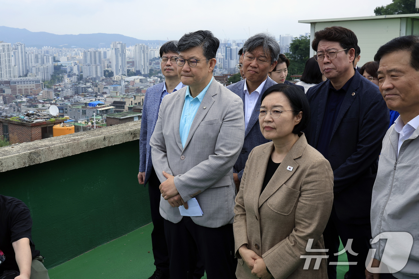 (서울=뉴스1) 박정호 기자 = 서울 민간재개발 사업 현장점검에 나선 한성숙 국무총리가 29일 오전 서울시 성북구 장위동 장위중학교 옥상에서 최재준 성북구 도시관리국장에게 장위뉴타 …