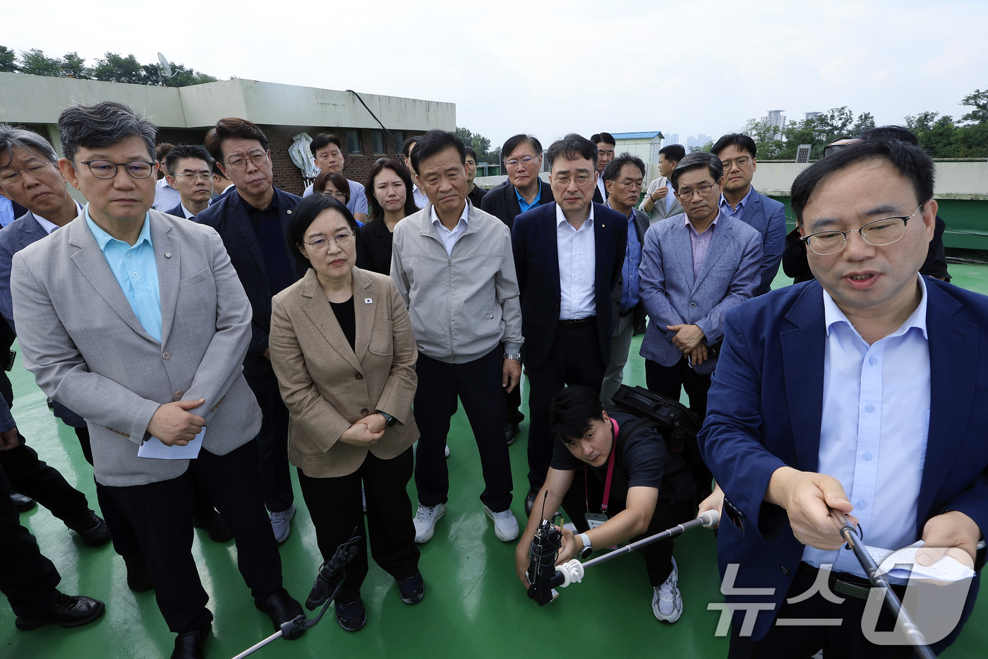 (서울=뉴스1) 박정호 기자 = 서울 민간재개발 사업 현장점검에 나선 한성숙 국무총리가 29일 오전 서울시 성북구 장위동 장위중학교 옥상에서 최재준 성북구 도시관리국장에게 장위뉴타 …