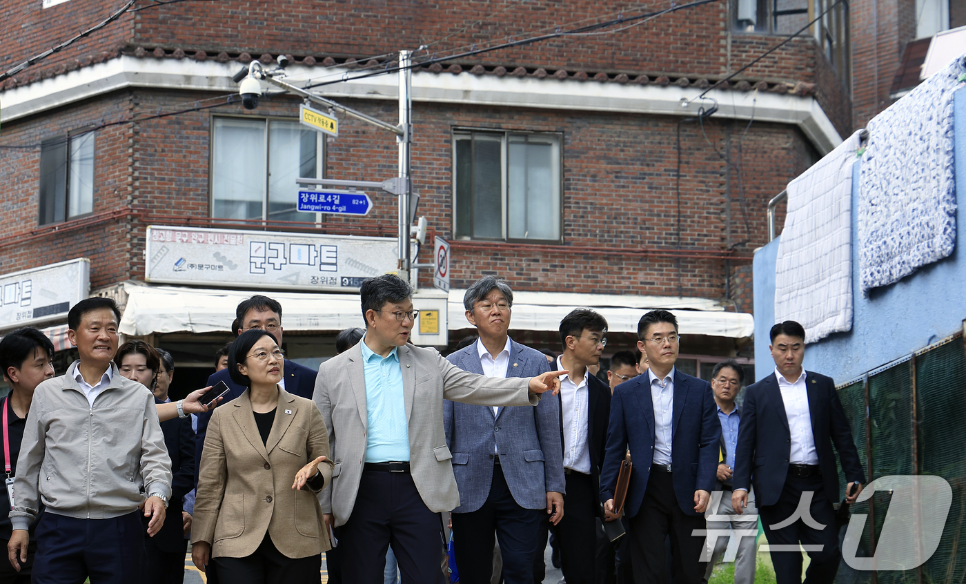 (서울=뉴스1) 박정호 기자 = 서울 민간재개발 사업 현장점검에 나선 한성숙 국무총리가 29일 오전 서울시 성북구 장위동 장위중학교 옥상에서 장위뉴타운 및 장위 14구역 재개발 진 …