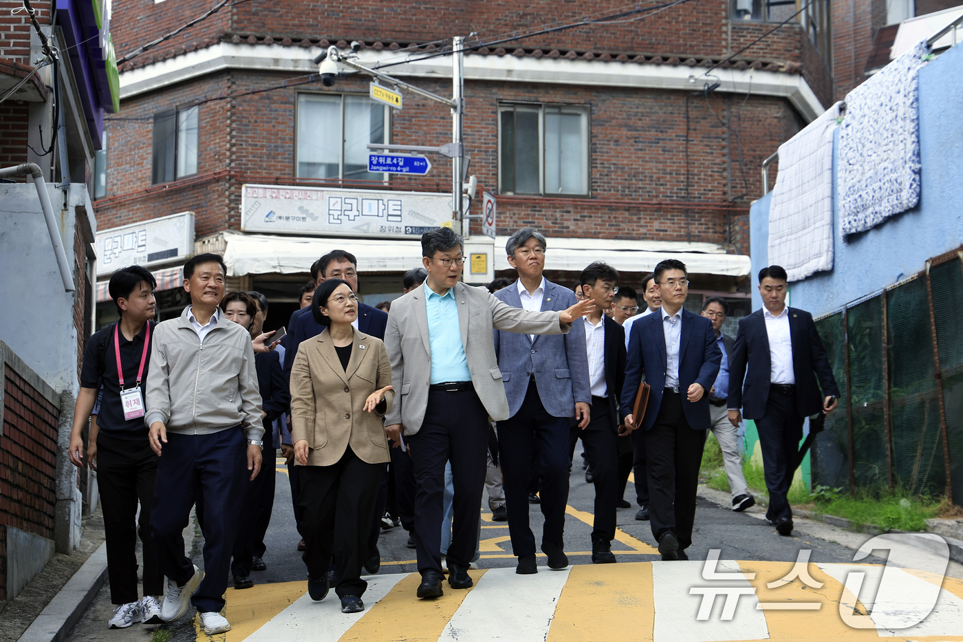 (서울=뉴스1) 박정호 기자 = 서울 민간재개발 사업 현장점검에 나선 한성숙 국무총리가 29일 오전 서울시 성북구 장위동 장위중학교 옥상에서 장위뉴타운 및 장위 14구역 재개발 진 …