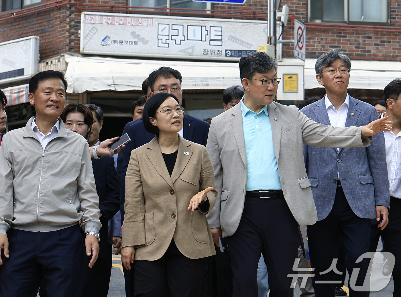 (서울=뉴스1) 박정호 기자 = 서울 민간재개발 사업 현장점검에 나선 한성숙 국무총리가 29일 오전 서울시 성북구 장위동 장위중학교 옥상에서 장위뉴타운 및 장위 14구역 재개발 진 …
