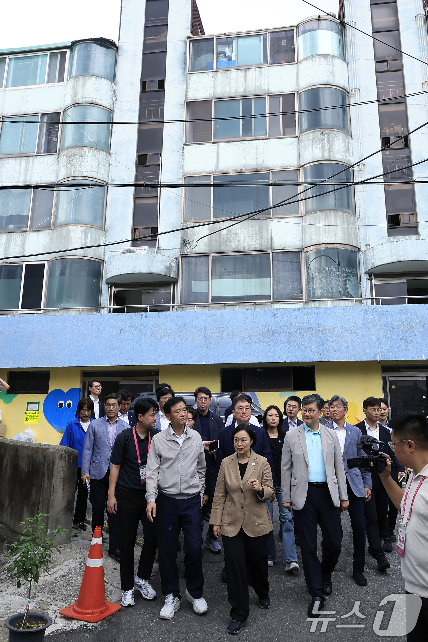 (서울=뉴스1) 박정호 기자 = 서울 민간재개발 사업 현장점검에 나선 한성숙 국무총리가 29일 오전 서울시 성북구 장위동 장위중학교 옥상에서 장위뉴타운 및 장위 14구역 재개발 진 …