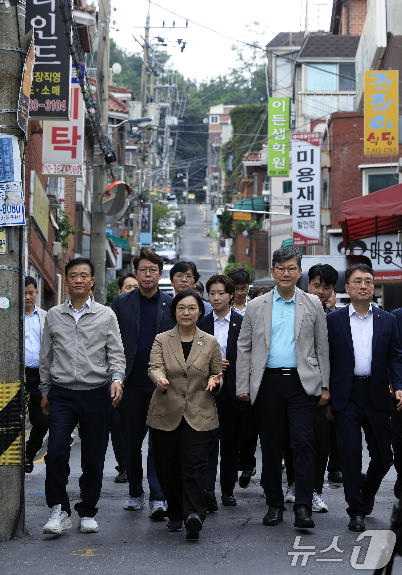 (서울=뉴스1) 박정호 기자 = 서울 민간재개발 사업 현장점검에 나선 한성숙 국무총리가 29일 오전 서울시 성북구 장위동 장위중학교 옥상에서 장위뉴타운 및 장위 14구역 재개발 진 …