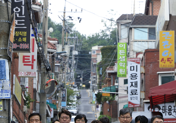 언덕길 내려오는 한성숙 총리