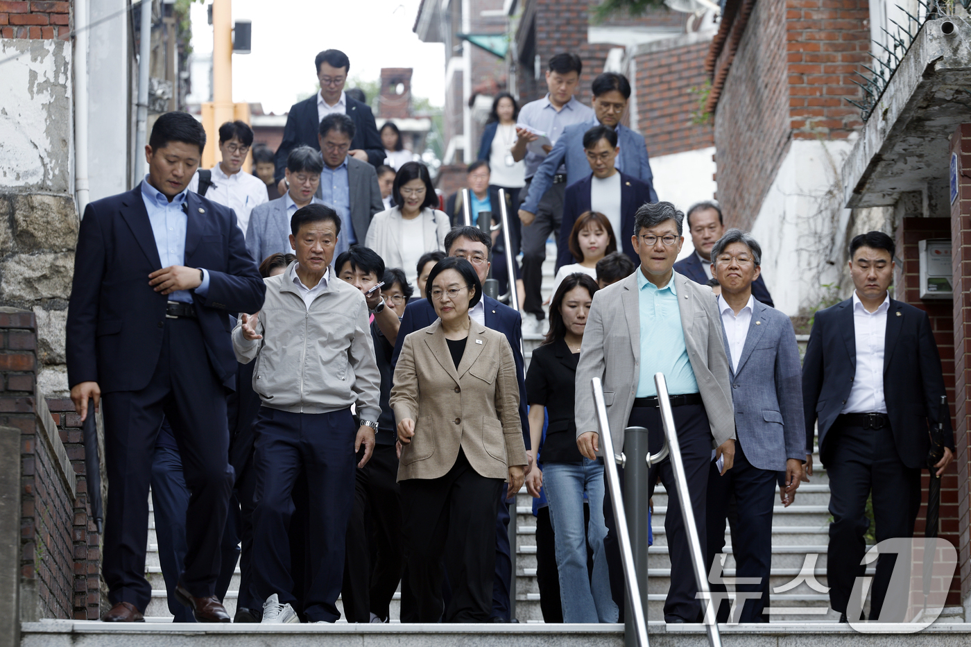 (서울=뉴스1) 박정호 기자 = 서울 민간재개발 사업 현장점검에 나선 한성숙 국무총리가 29일 오전 서울시 성북구 장위동 장위중학교 옥상에서 장위뉴타운 및 장위 14구역 재개발 진 …