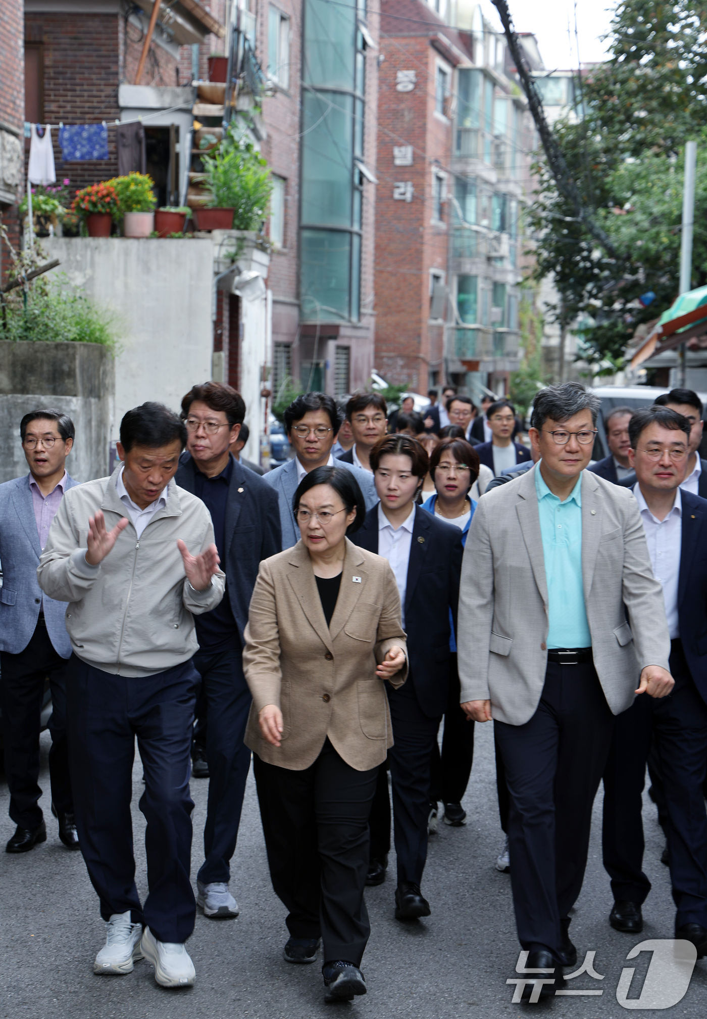 (서울=뉴스1) 박정호 기자 = 서울 민간재개발 사업 현장점검에 나선 한성숙 국무총리가 29일 오전 서울시 성북구 장위동 장위중학교 옥상에서 장위뉴타운 및 장위 14구역 재개발 진 …