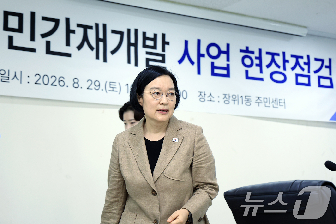 (서울=뉴스1) 박정호 기자 = 서울 민간재개발 사업 현장점검에 나선 한성숙 국무총리가 29일 오전 서울시 성북구 장위1동 주민센터에서 열린 서울 민간재개발 사업 현장점검에 참석하 …