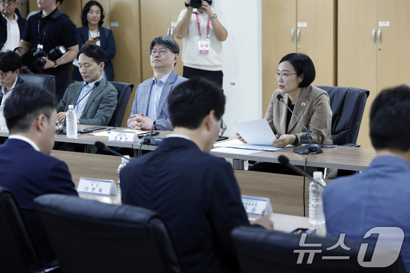(서울=뉴스1) 박정호 기자 = 서울 민간재개발 사업 현장점검에 나선 한성숙 국무총리가 29일 오전 서울시 성북구 장위1동 주민센터에서 열린 서울 민간재개발 사업 현장점검에 참석해 …