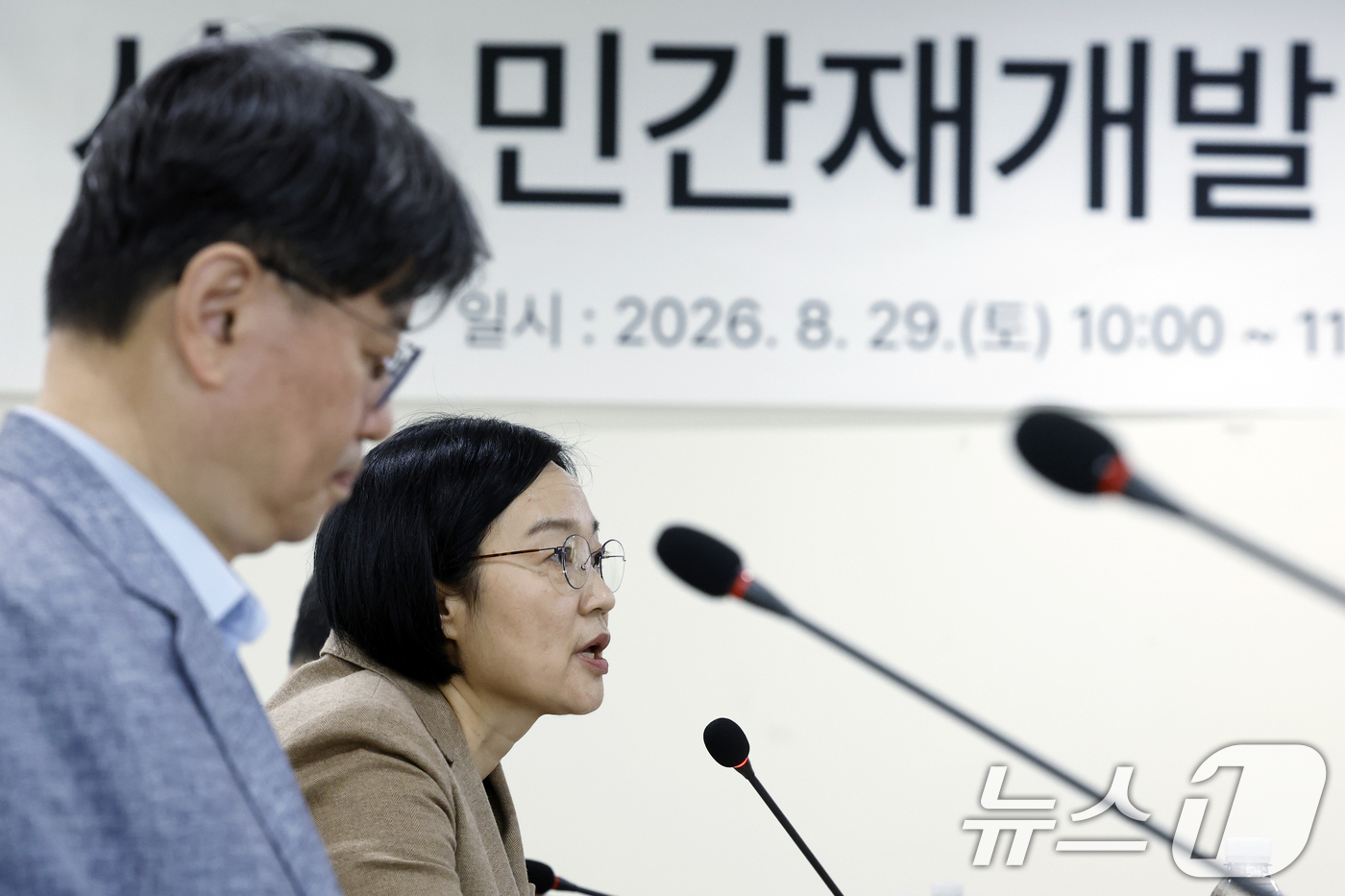 (서울=뉴스1) 박정호 기자 = 서울 민간재개발 사업 현장점검에 나선 한성숙 국무총리가 29일 오전 서울시 성북구 장위1동 주민센터에서 열린 서울 민간재개발 사업 현장점검에 참석해 …