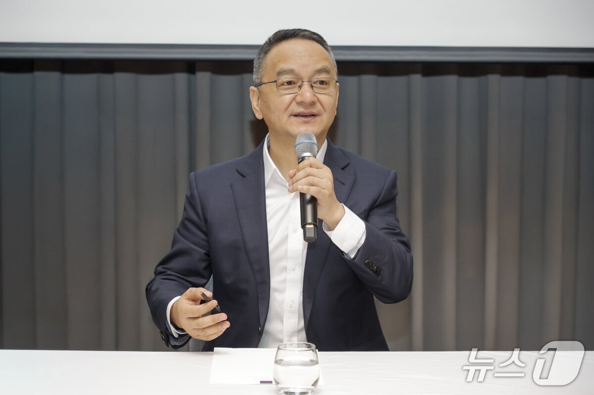 본문 이미지 - 제임스 펑 포니AI 공동창업자 겸 최고경영자(CEO)가 28일 서울 영등포구 콘래드 서울 호텔에서 퓨처링크와 한국 내 자율주행 로보택시 200대 도입을 위한 '전략적 협력 협약'을 체결한 뒤 한국자동차기자협회 취재진의 질문에 답변하고 있다(한국자동차기자협회 공동 취재). 2026.8.28.