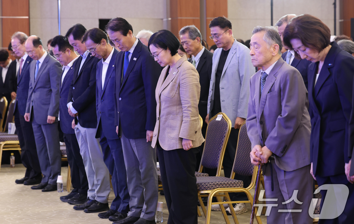 (서울=뉴스1) 박지혜 기자 = 한성숙 국무총리가 29일 서울 용산구 백범김구기념관 컨벤션홀에서 열린 '백범 김구 탄생 150주년 유네스코 기념해' 기념식에서 참석자들과 함께 묵념 …