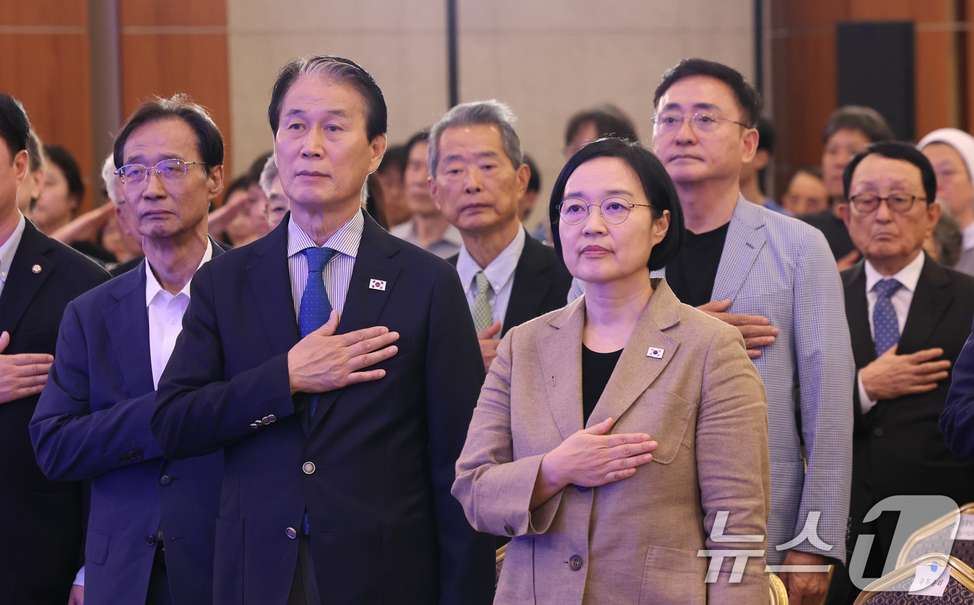 (서울=뉴스1) 박지혜 기자 = 한성숙 국무총리가 29일 서울 용산구 백범김구기념관 컨벤션홀에서 열린 '백범 김구 탄생 150주년 유네스코 기념해' 기념식에서 권오을 국가보훈부 장 …