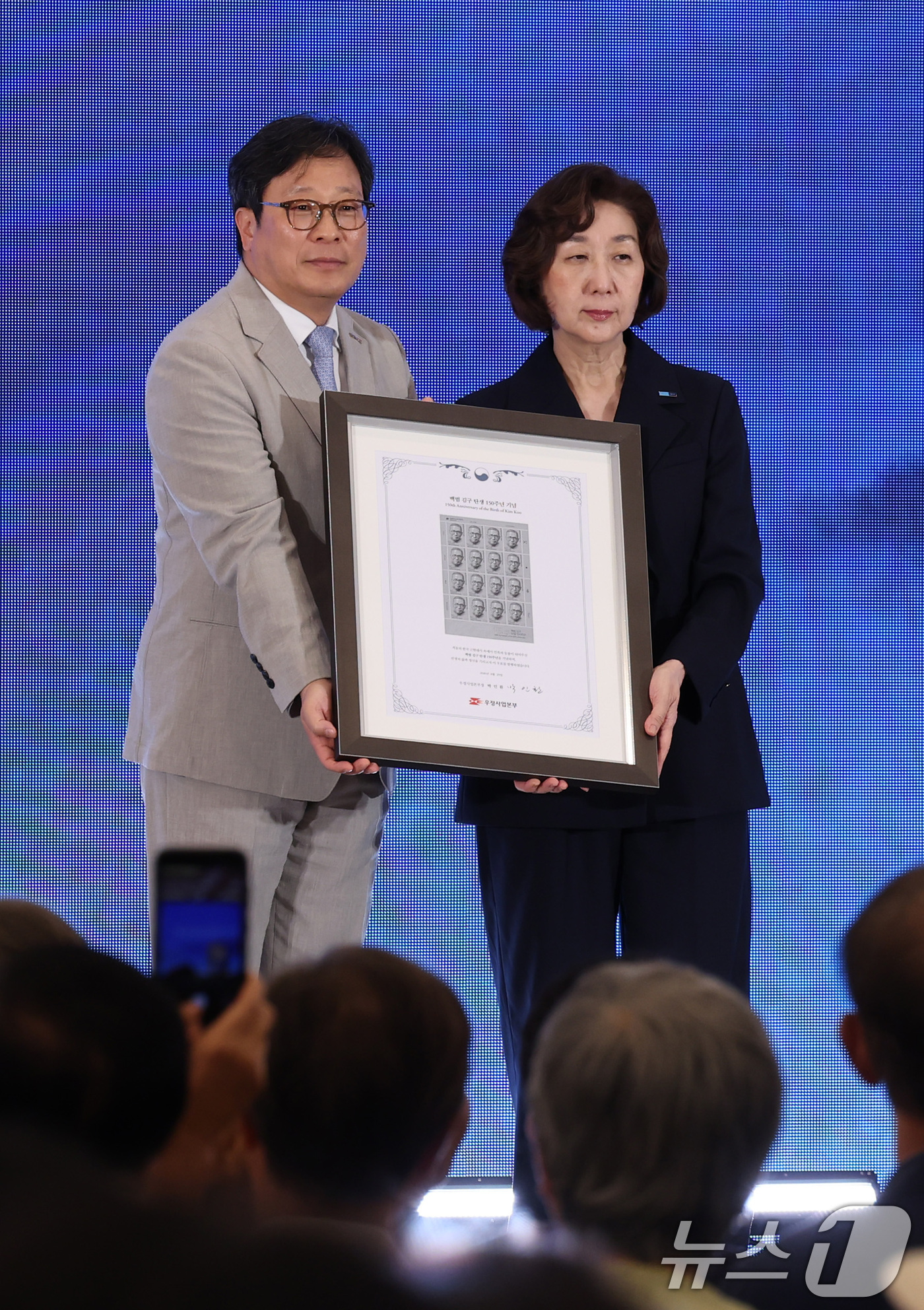 (서울=뉴스1) 박지혜 기자 = 29일 서울 용산구 백범김구기념관 컨벤션홀에서 열린 '백범 김구 탄생 150주년 유네스코 기념해' 기념식에서 박인환 우정사업본부장이 김미 백범김구기 …