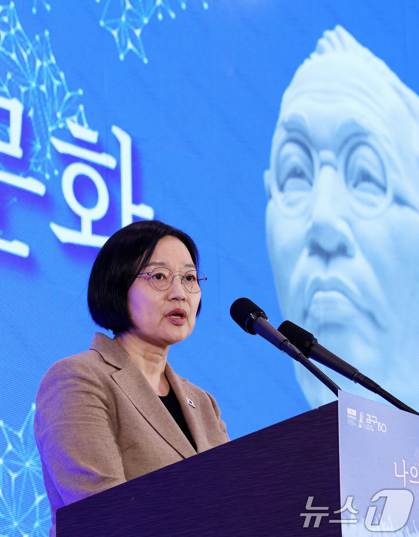 (서울=뉴스1) 박지혜 기자 = 한성숙 국무총리가 29일 서울 용산구 백범김구기념관 컨벤션홀에서 열린 '백범 김구 탄생 150주년 유네스코 기념해' 기념식에서 축사를 하고 있다. …
