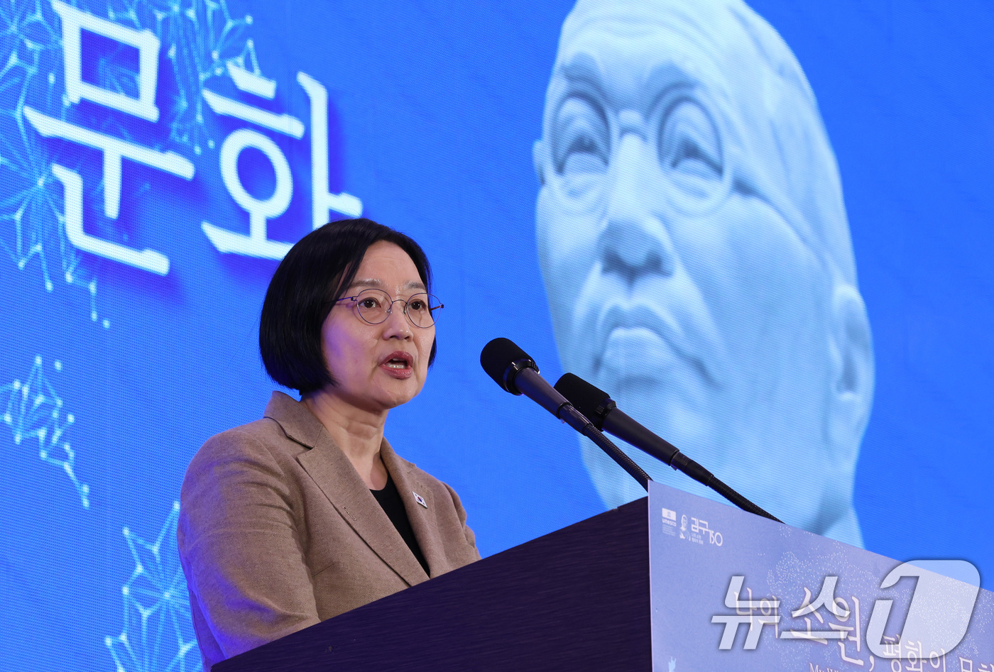 (서울=뉴스1) 박지혜 기자 = 한성숙 국무총리가 29일 서울 용산구 백범김구기념관 컨벤션홀에서 열린 '백범 김구 탄생 150주년 유네스코 기념해' 기념식에서 축사를 하고 있다. …