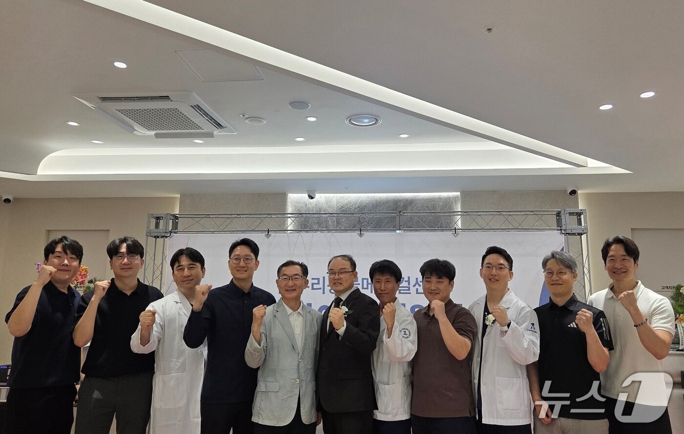 본문 이미지 - 온누리동물메디컬센터 확장개원식 참석자들이 27일 기념사진을 찍고 있다. ⓒ 뉴스1