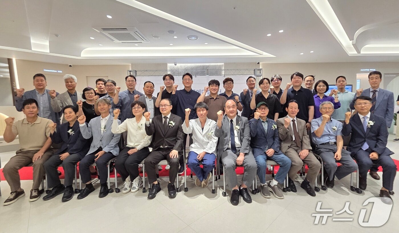 본문 이미지 - 온누리동물메디컬센터 확장개원식 참석자들이 27일 기념사진을 찍고 있다. ⓒ 뉴스1
