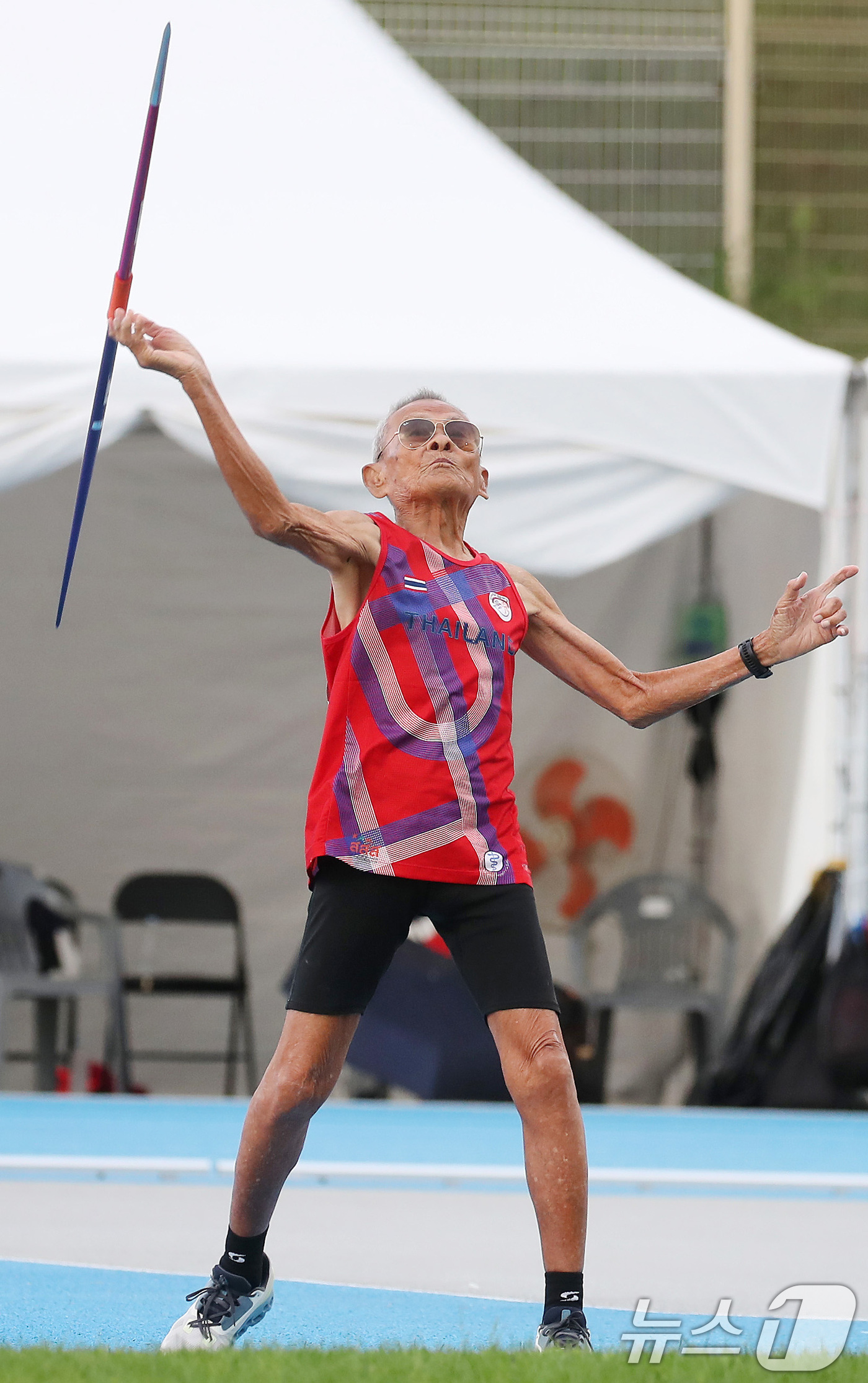 (대구=뉴스1) 공정식 기자 = 29일 대구스타디움 보조경기장에서 열린 '2026 대구세계마스터즈육상경기대회' 창던지기에 출전한 이번 대회 최고령 참가자 사왕 잔프람(106·태국) …