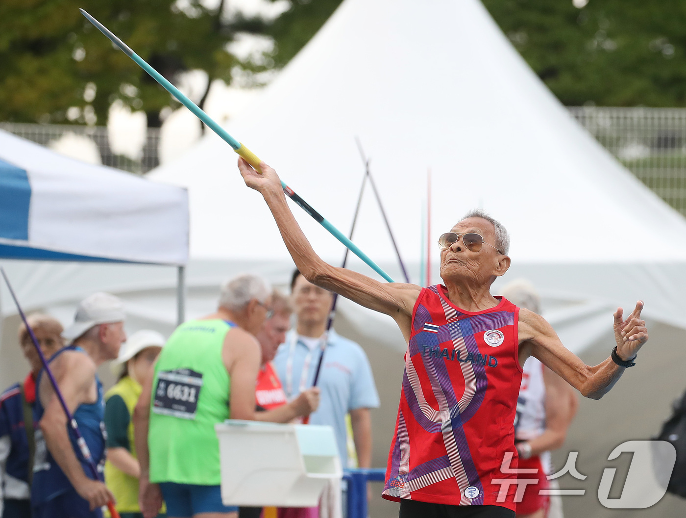 (대구=뉴스1) 공정식 기자 = 29일 대구스타디움 보조경기장에서 열린 '2026 대구세계마스터즈육상경기대회' 창던지기에 출전한 이번 대회 최고령 참가자 사왕 잔프람(106·태국) …
