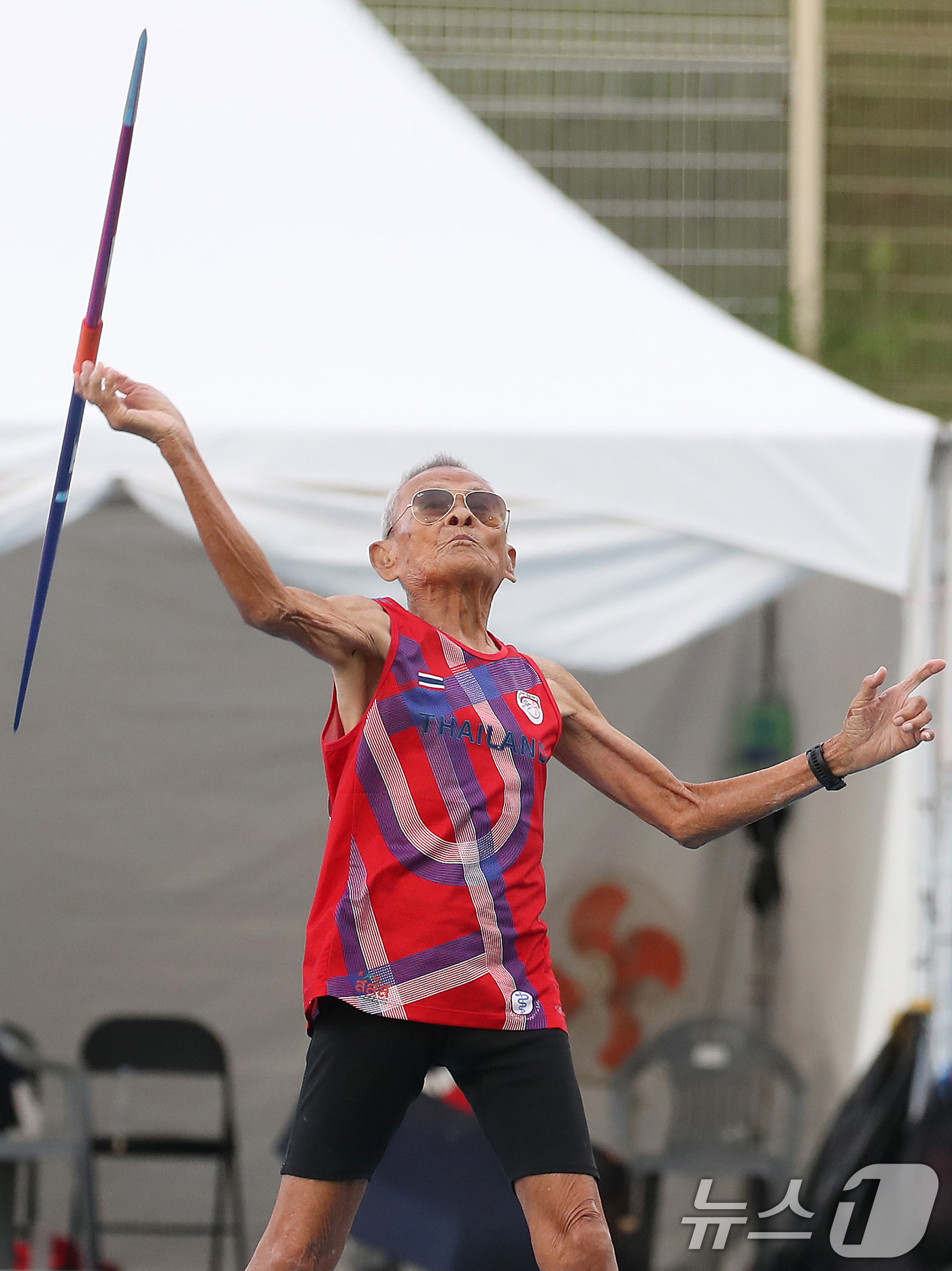 (대구=뉴스1) 공정식 기자 = 29일 대구스타디움 보조경기장에서 열린 '2026 대구세계마스터즈육상경기대회' 창던지기에 출전한 이번 대회 최고령 참가자 사왕 잔프람(106·태국) …