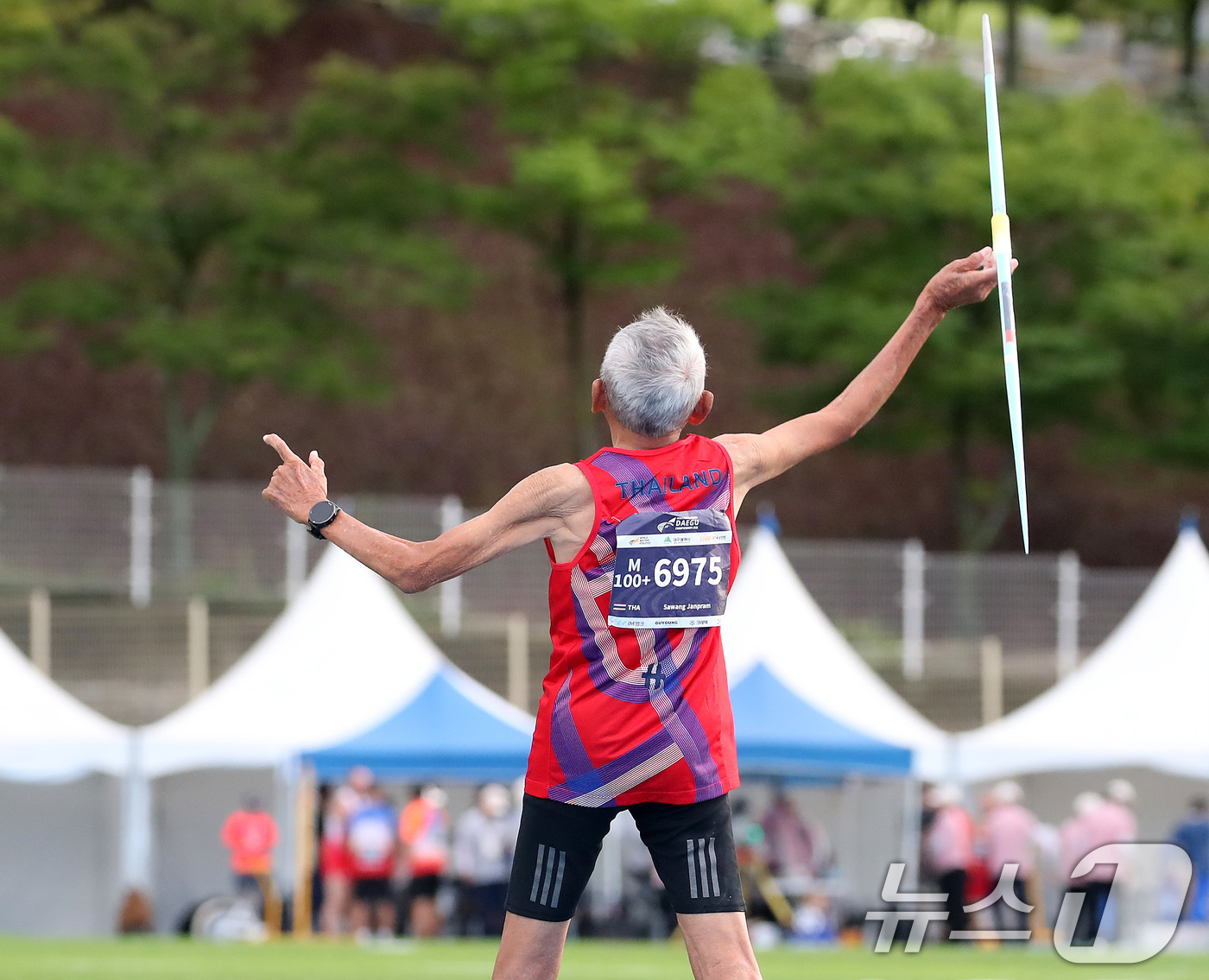 (대구=뉴스1) 공정식 기자 = 29일 대구스타디움 보조경기장에서 열린 '2026 대구세계마스터즈육상경기대회' 창던지기에 출전한 이번 대회 최고령 참가자 사왕 잔프람(106·태국) …
