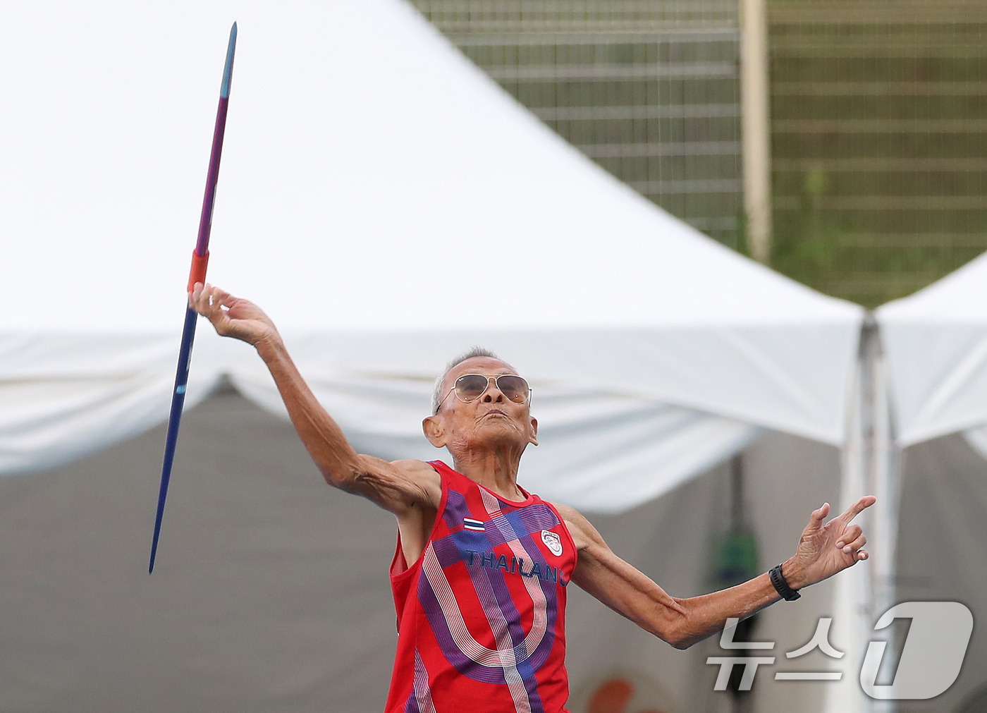 (대구=뉴스1) 공정식 기자 = 29일 대구스타디움 보조경기장에서 열린 '2026 대구세계마스터즈육상경기대회' 창던지기에 출전한 이번 대회 최고령 참가자 사왕 잔프람(106·태국) …