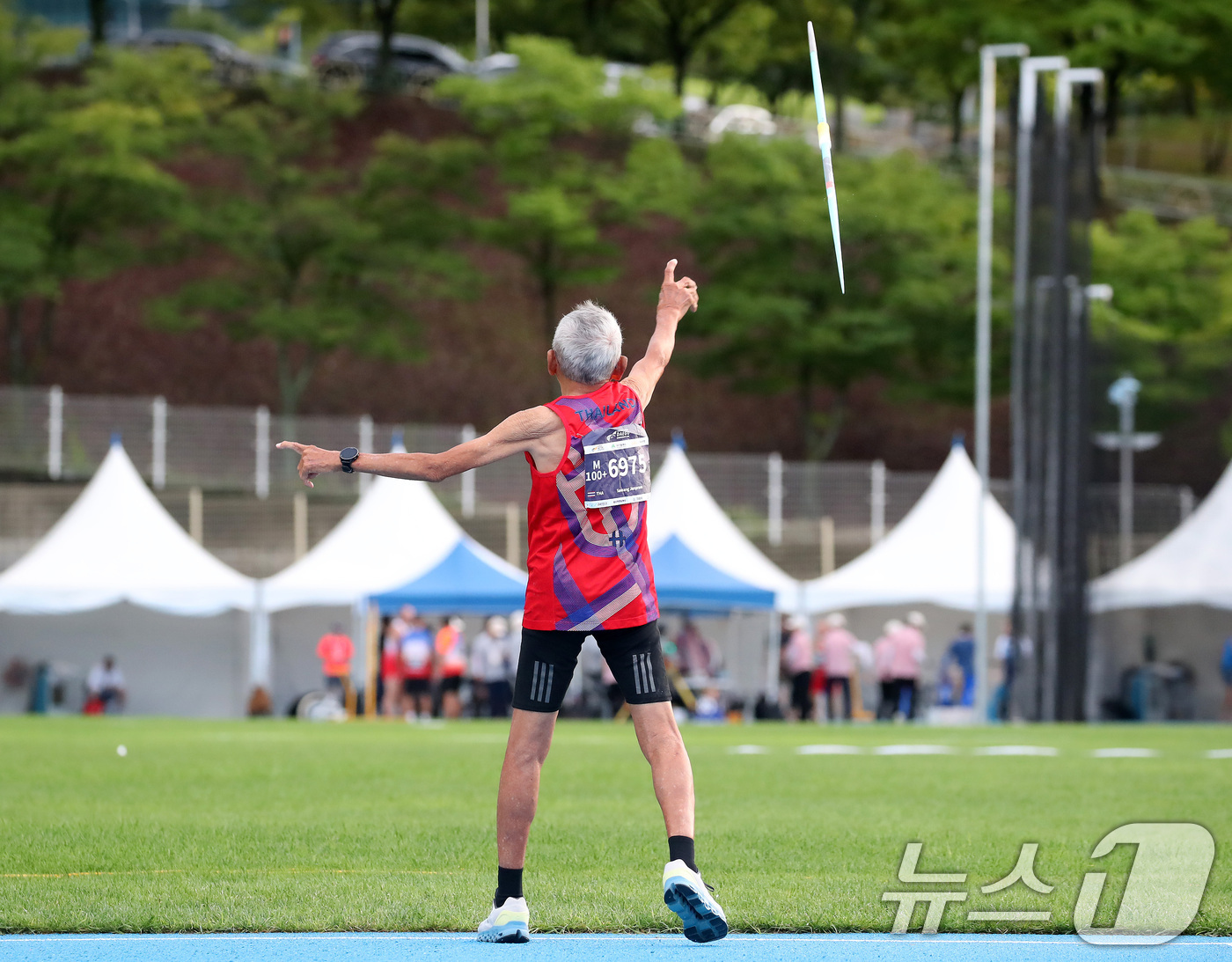 (대구=뉴스1) 공정식 기자 = 29일 대구스타디움 보조경기장에서 열린 '2026 대구세계마스터즈육상경기대회' 창던지기에 출전한 이번 대회 최고령 참가자 사왕 잔프람(106·태국) …