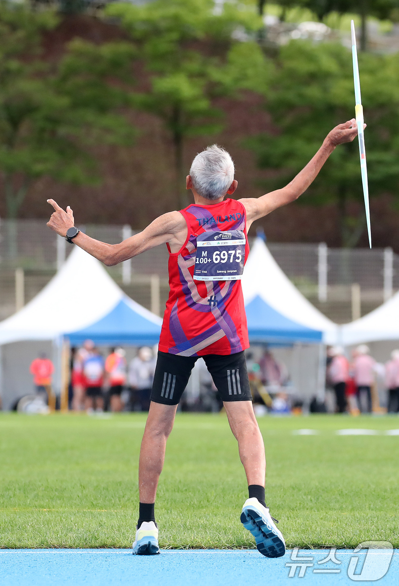 (대구=뉴스1) 공정식 기자 = 29일 대구스타디움 보조경기장에서 열린 '2026 대구세계마스터즈육상경기대회' 창던지기에 출전한 이번 대회 최고령 참가자 사왕 잔프람(106·태국) …
