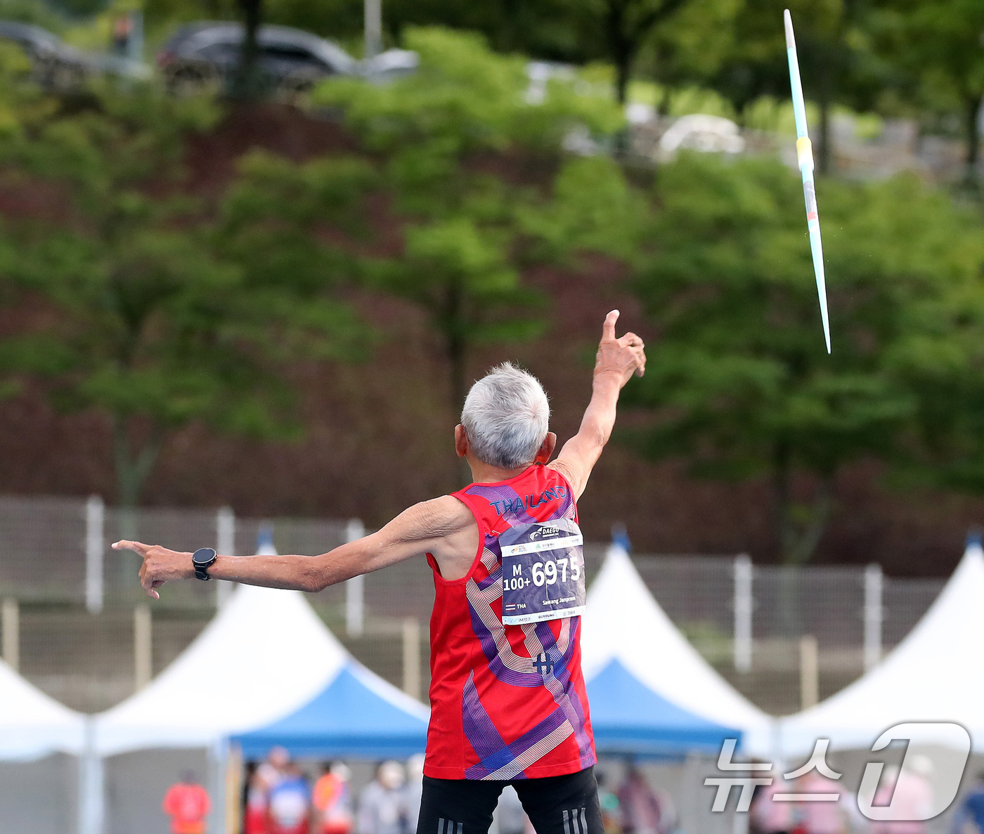 (대구=뉴스1) 공정식 기자 = 29일 대구스타디움 보조경기장에서 열린 '2026 대구세계마스터즈육상경기대회' 창던지기에 출전한 이번 대회 최고령 참가자 사왕 잔프람(106·태국) …