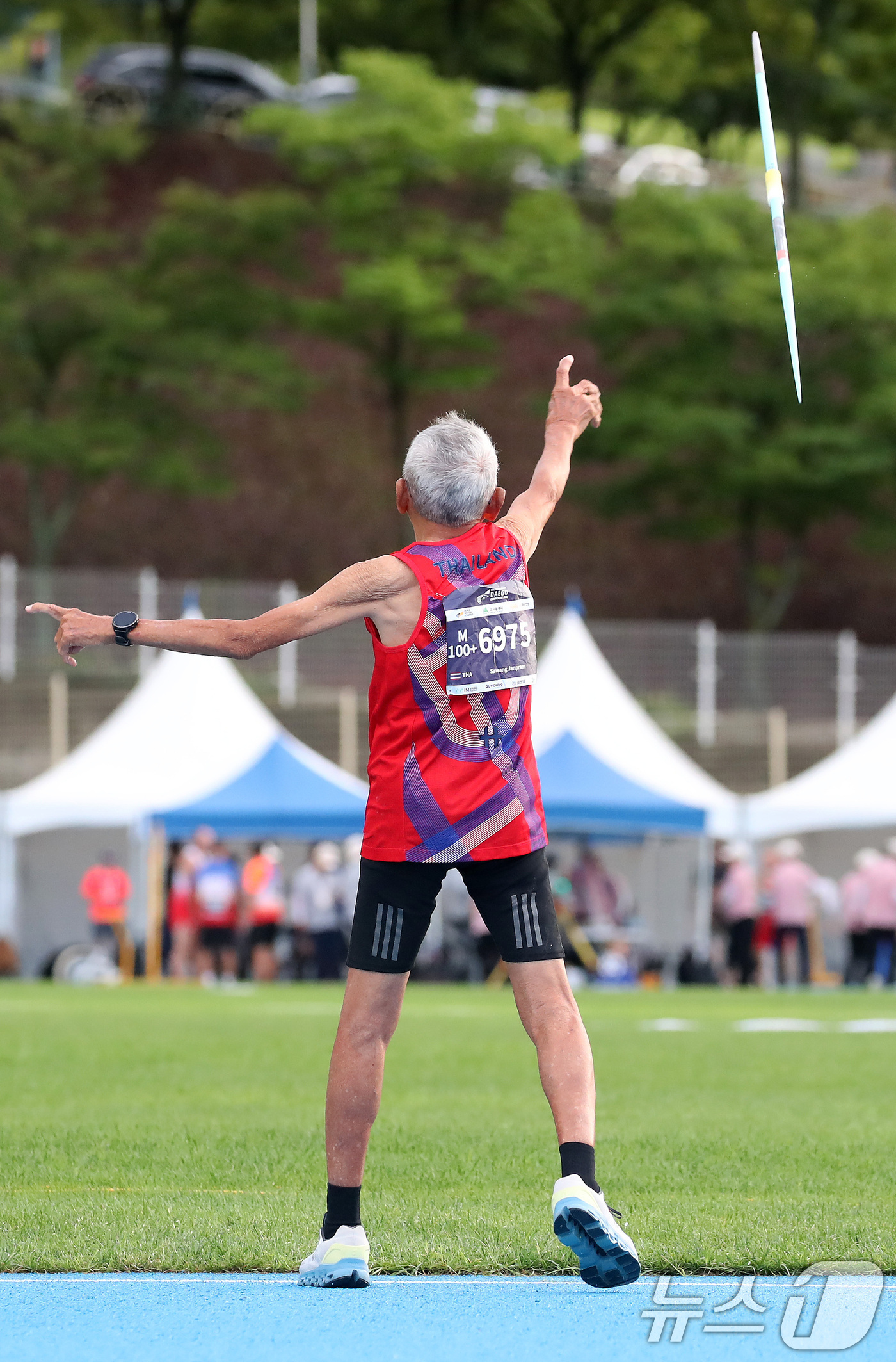 (대구=뉴스1) 공정식 기자 = 29일 대구스타디움 보조경기장에서 열린 '2026 대구세계마스터즈육상경기대회' 창던지기에 출전한 이번 대회 최고령 참가자 사왕 잔프람(106·태국) …