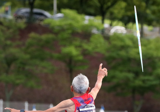 힘차게 창던지는 106세 사왕 잔프람