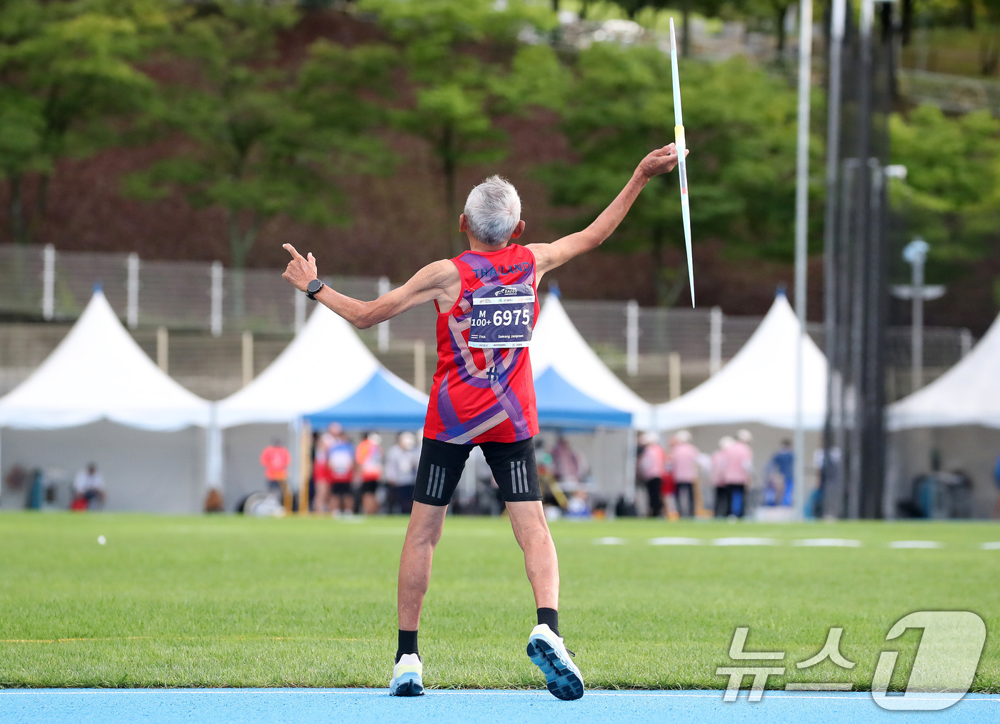(대구=뉴스1) 공정식 기자 = 29일 대구스타디움 보조경기장에서 열린 '2026 대구세계마스터즈육상경기대회' 창던지기에 출전한 이번 대회 최고령 참가자 사왕 잔프람(106·태국) …