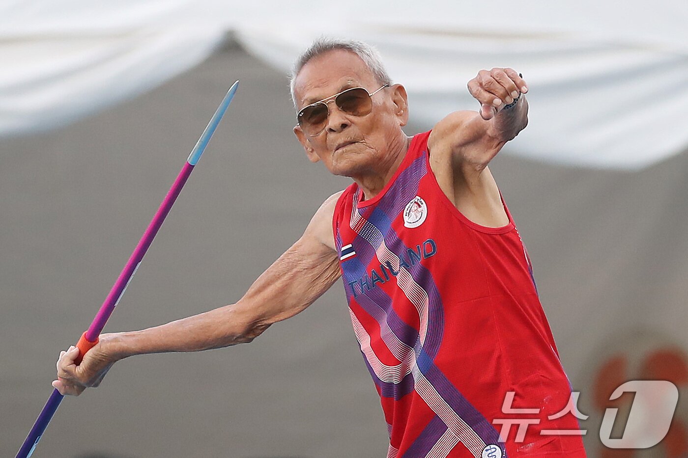 본문 이미지 - 29일 대구스타디움 보조경기장에서 열린 '2026 대구세계마스터즈육상경기대회' 창던지기에 출전한 이번 대회 최고령 참가자 사왕 잔프람(106·태국) 선수가 힘차게 창을 던지고 있다. 2026.8.29 ⓒ 뉴스1 공정식 기자