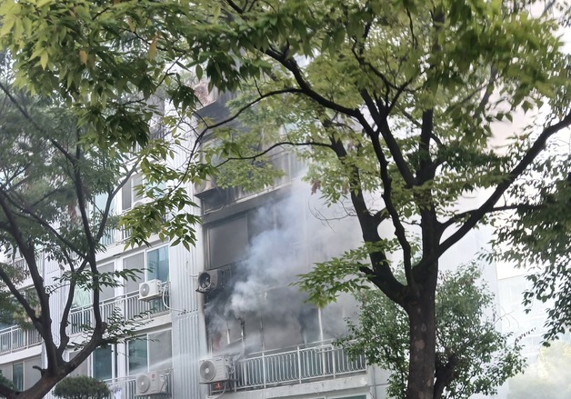 인천 아파트 거실서 화재…70대 남성 사망