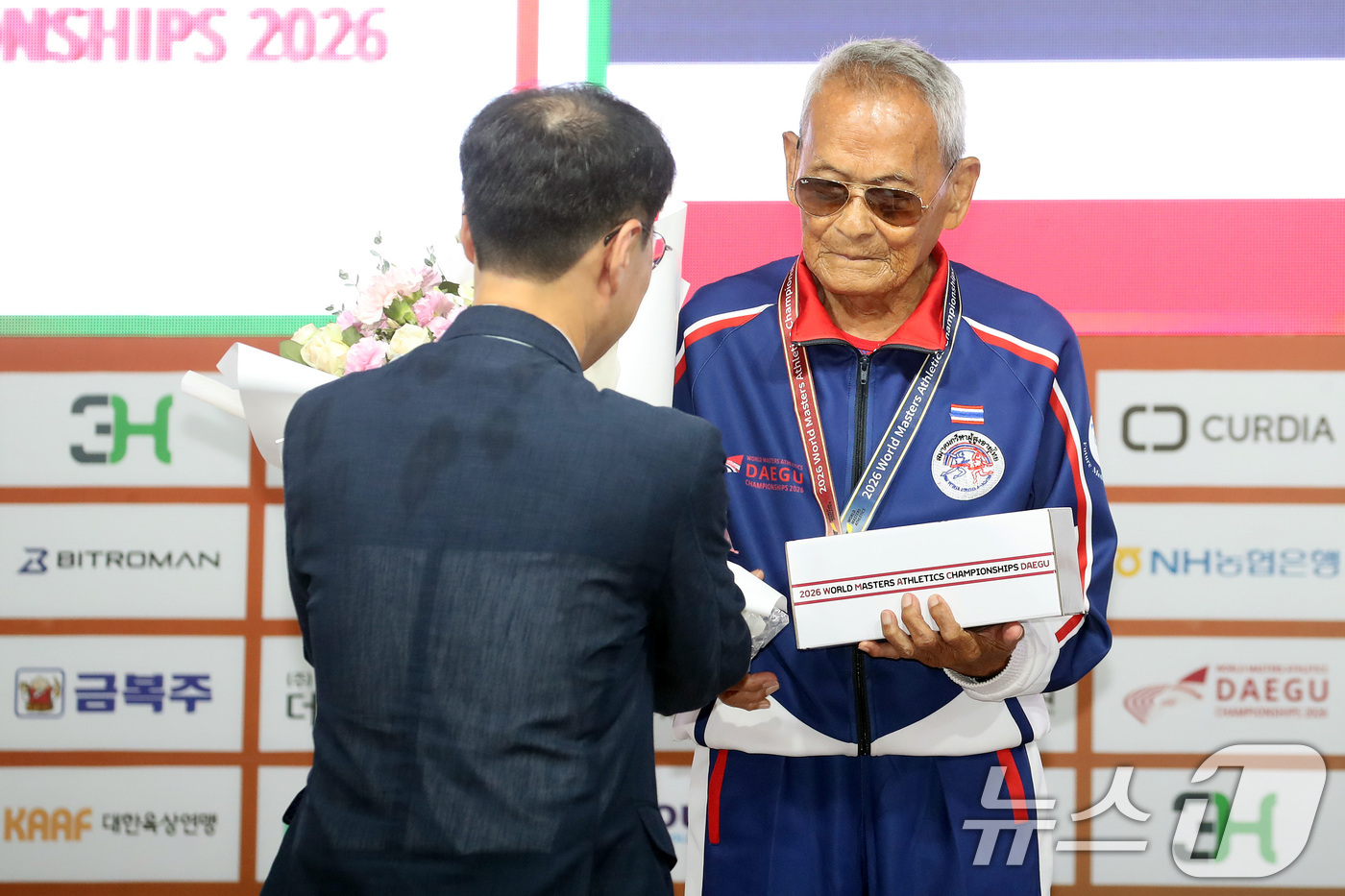 (대구=뉴스1) 공정식 기자 = 29일 대구스타디움 서편광장에서 열린 '2026 대구세계마스터즈육상경기대회' 창던지기 종목 시상식에서 김정기 대구시 행정부시장이 이번 대회 최고령 …