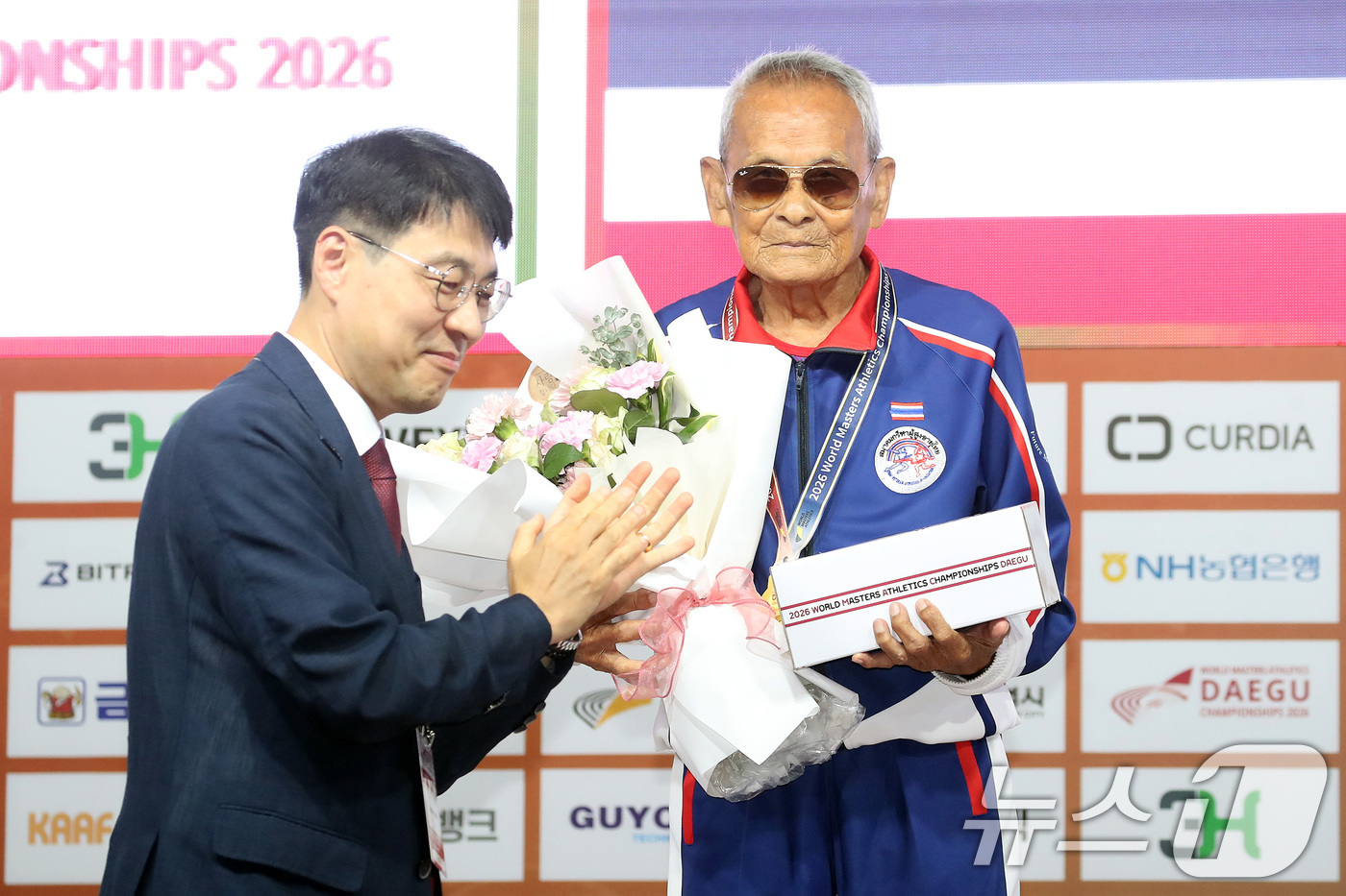 (대구=뉴스1) 공정식 기자 = 29일 대구스타디움 서편광장에서 열린 '2026 대구세계마스터즈육상경기대회' 창던지기 종목 시상식에서 김정기 대구시 행정부시장이 이번 대회 최고령 …