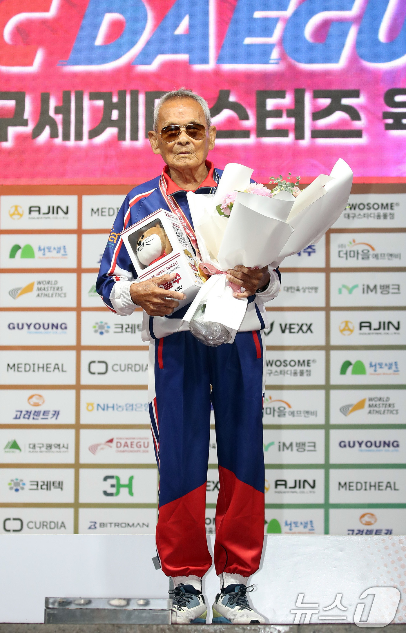 (대구=뉴스1) 공정식 기자 = 29일 대구스타디움 서편광장에서 열린 '2026 대구세계마스터즈육상경기대회' 창던지기 종목 시상식에서 이번 대회 최고령 참가자로 출전해 금메달을 차 …