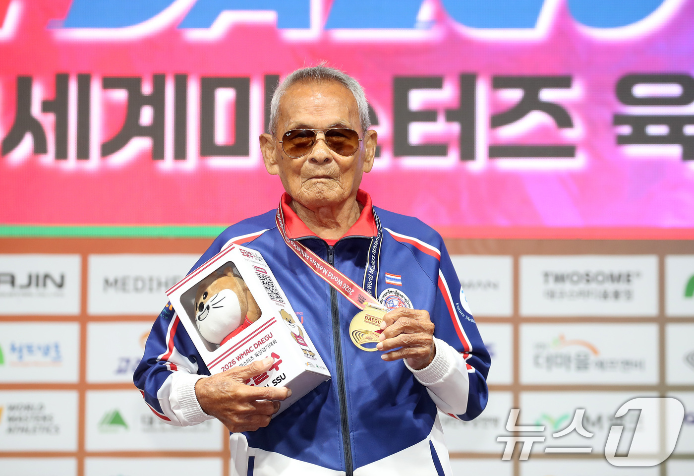 (대구=뉴스1) 공정식 기자 = 29일 대구스타디움 서편광장에서 열린 '2026 대구세계마스터즈육상경기대회' 창던지기 종목 시상식에서 이번 대회 최고령 참가자로 출전해 금메달을 차 …