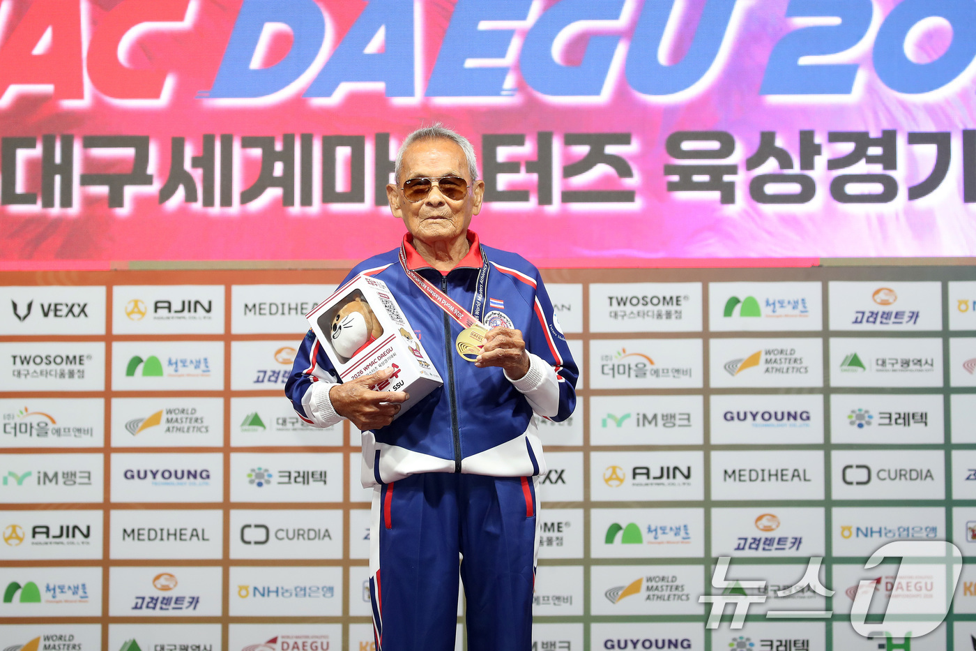 (대구=뉴스1) 공정식 기자 = 29일 대구스타디움 서편광장에서 열린 '2026 대구세계마스터즈육상경기대회' 창던지기 종목 시상식에서 이번 대회 최고령 참가자로 출전해 금메달을 차 …