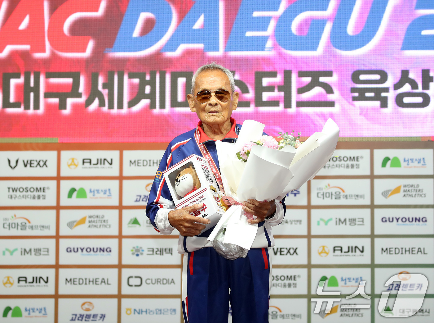 (대구=뉴스1) 공정식 기자 = 29일 대구스타디움 서편광장에서 열린 '2026 대구세계마스터즈육상경기대회' 창던지기 종목 시상식에서 이번 대회 최고령 참가자로 출전해 금메달을 차 …