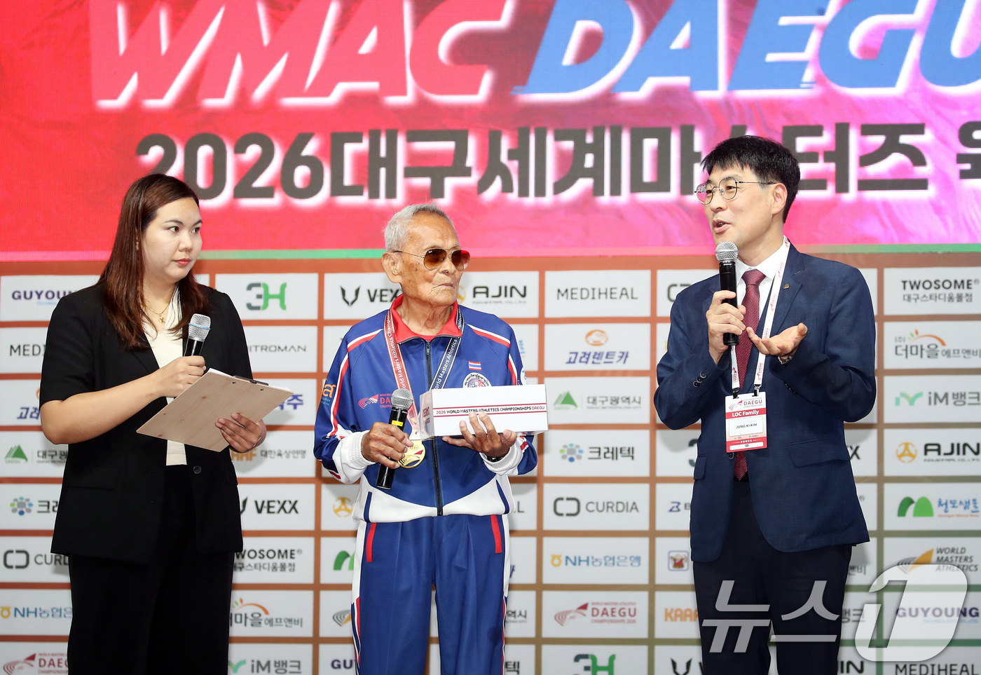 (대구=뉴스1) 공정식 기자 = 29일 대구스타디움 서편광장에서 열린 '2026 대구세계마스터즈육상경기대회' 창던지기 종목 시상식에서 김정기 대구시 행정부시장(오른쪽)이 이번 대회 …