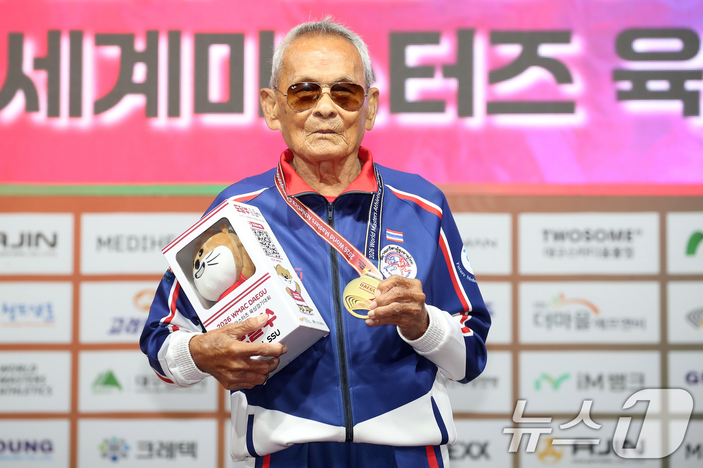 (대구=뉴스1) 공정식 기자 = 29일 대구스타디움 서편광장에서 열린 '2026 대구세계마스터즈육상경기대회' 창던지기 종목 시상식에서 이번 대회 최고령 참가자로 출전해 금메달을 차 …