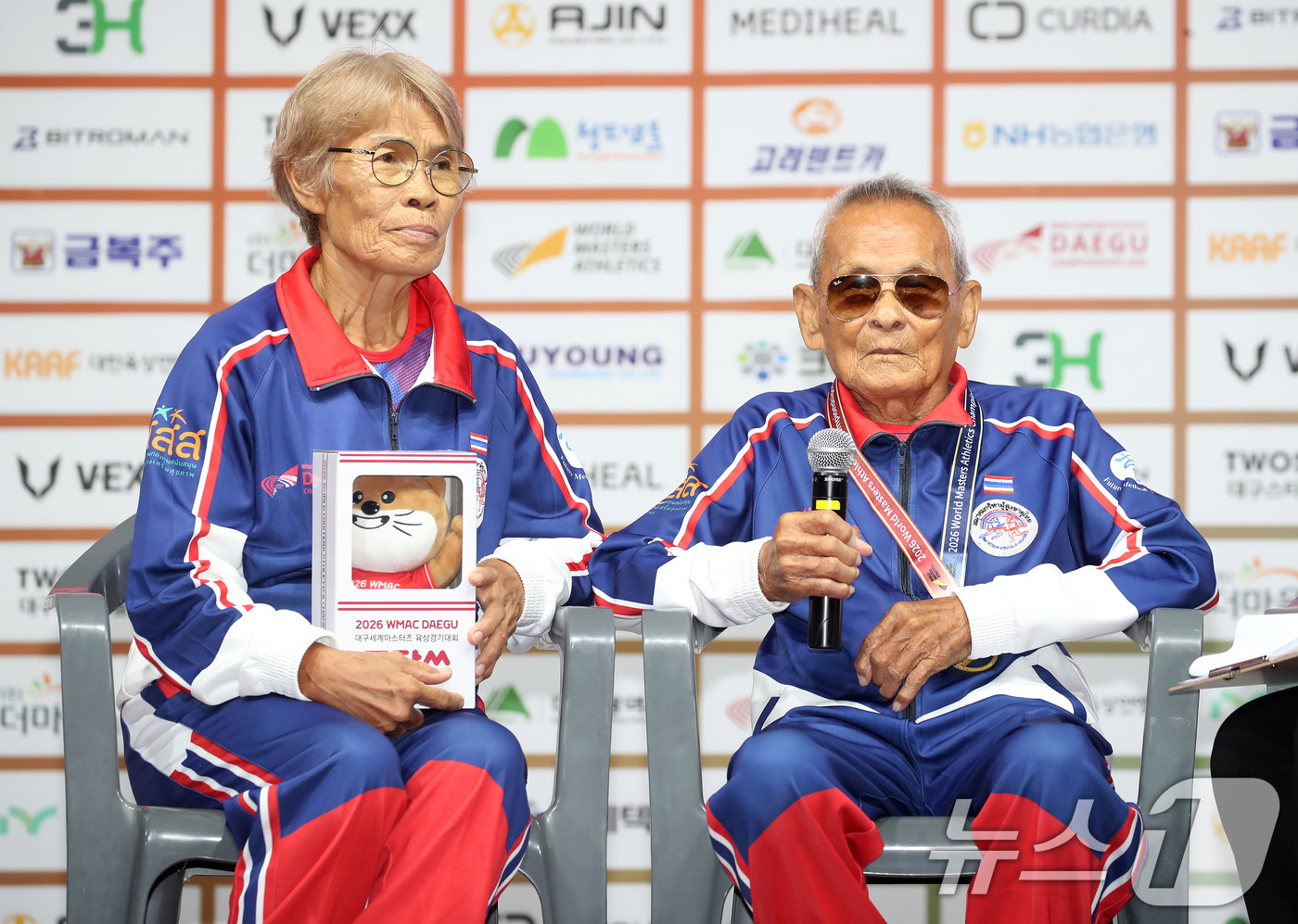 (대구=뉴스1) 공정식 기자 = 29일 대구스타디움 서편광장에서 열린 '2026 대구세계마스터즈육상경기대회' 창던지기 종목 시상식에서 이번 대회 최고령 참가자로 출전해 금메달을 차 …