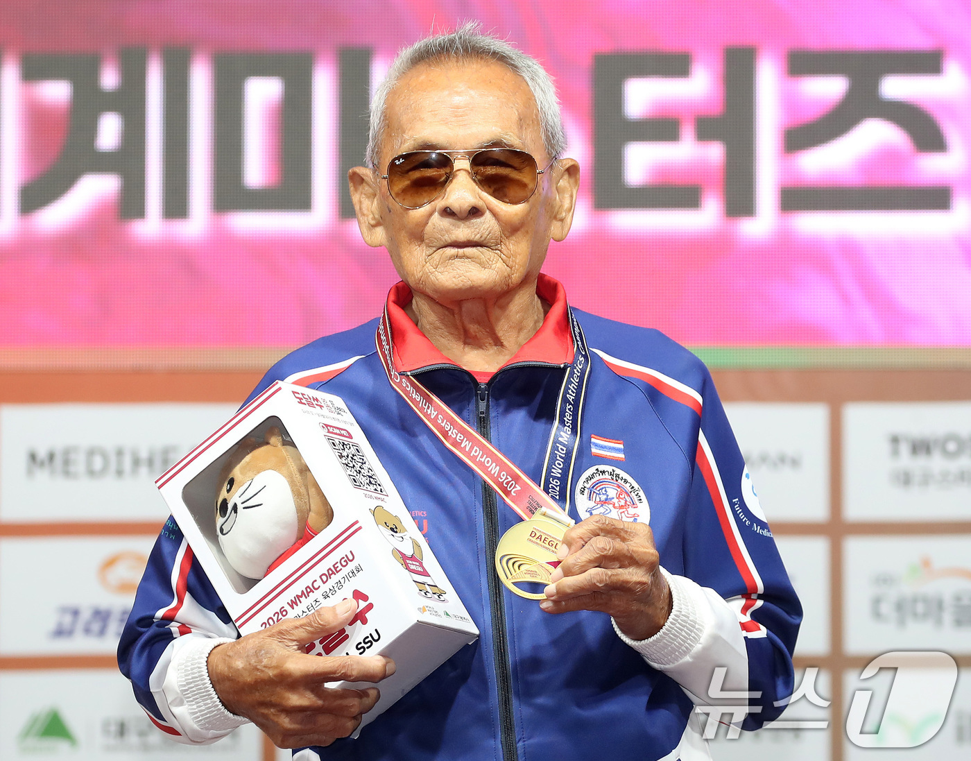 (대구=뉴스1) 공정식 기자 = 29일 대구스타디움 서편광장에서 열린 '2026 대구세계마스터즈육상경기대회' 창던지기 종목 시상식에서 이번 대회 최고령 참가자로 출전해 금메달을 차 …